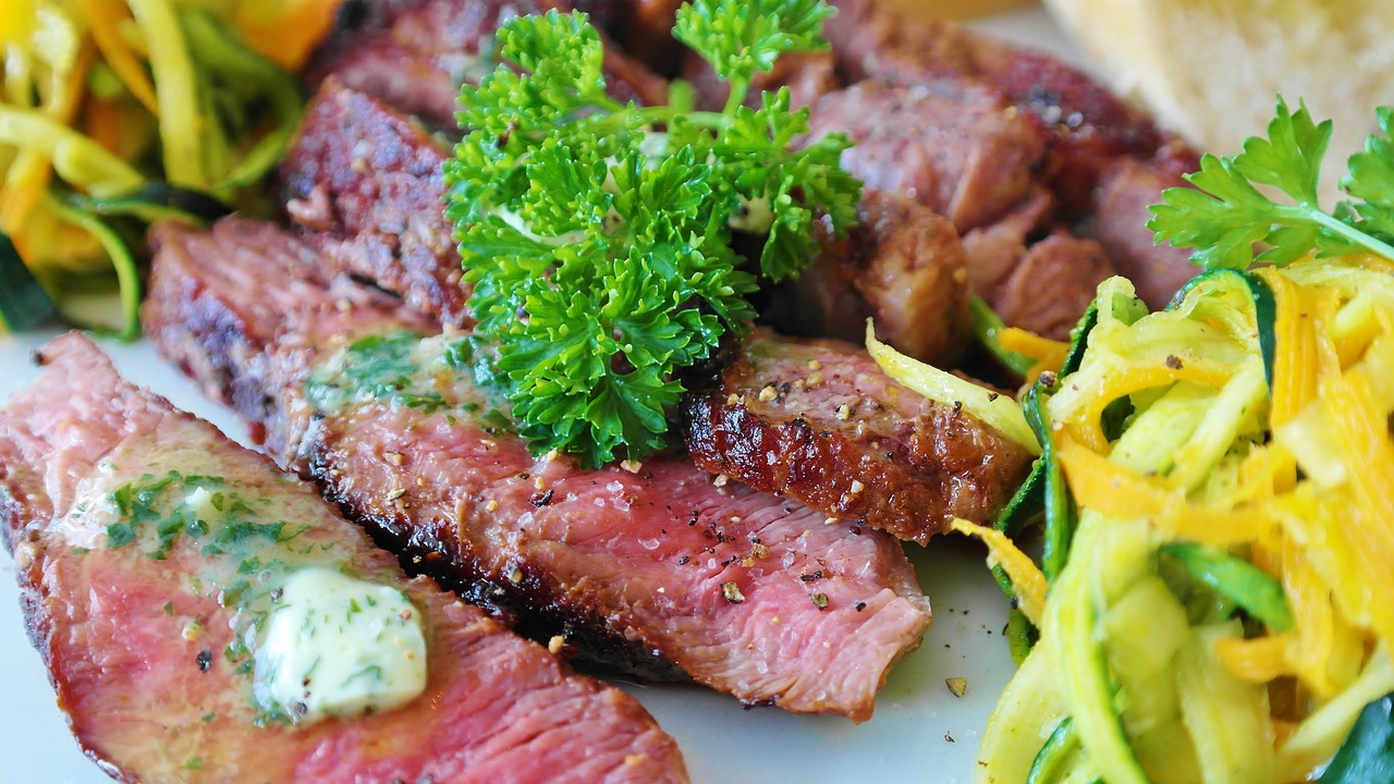 お歳暮の早割でお得な肉ギフトのミニステーキセットはどこで買える？