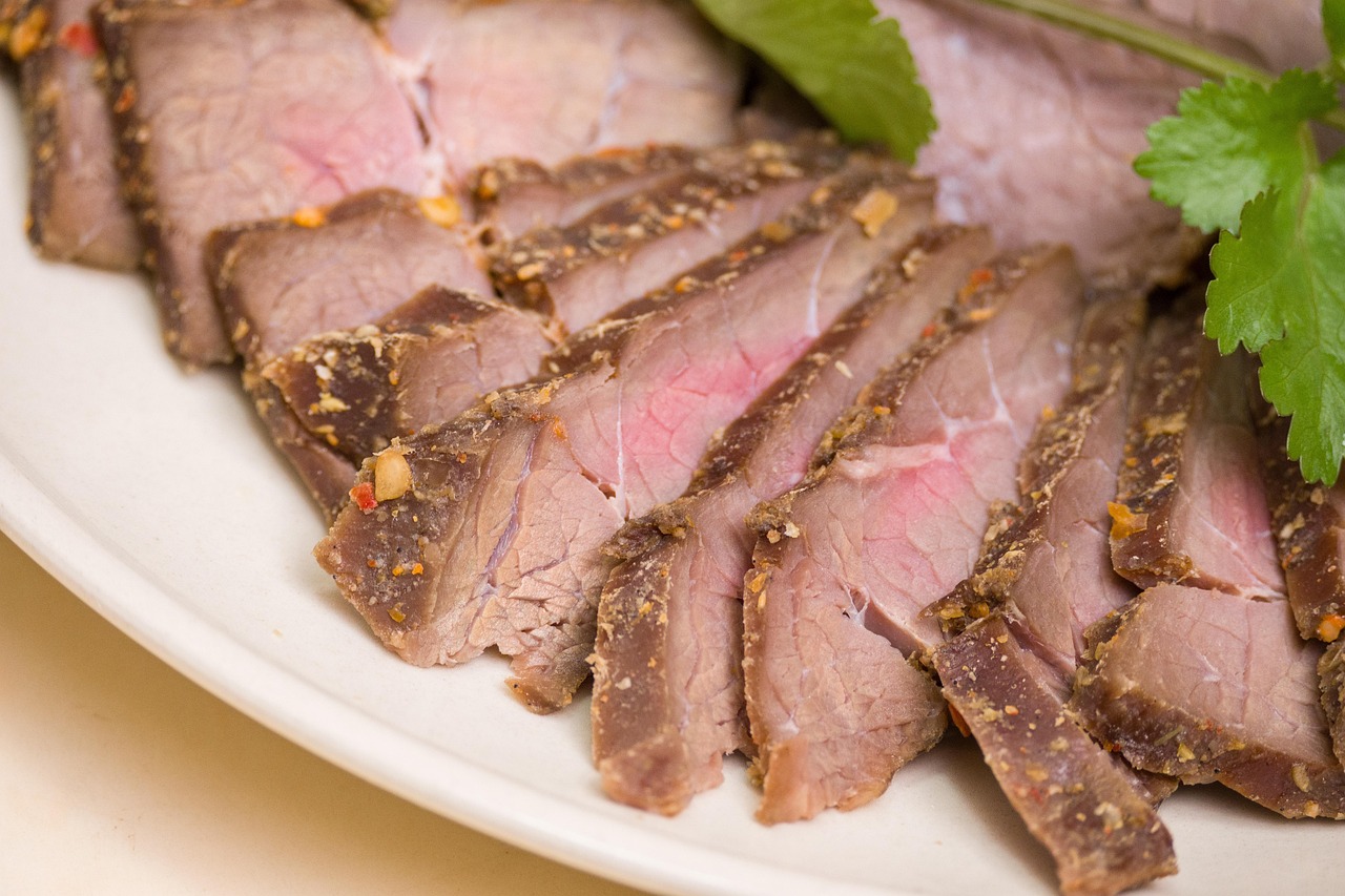 お歳暮の早割で選べる肉ギフトに煮込み肉と圧力鍋が使えるのはどれ？