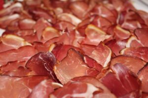 お歳暮の早割で肉ギフトは肉の切り落としでも高級感が得られる？